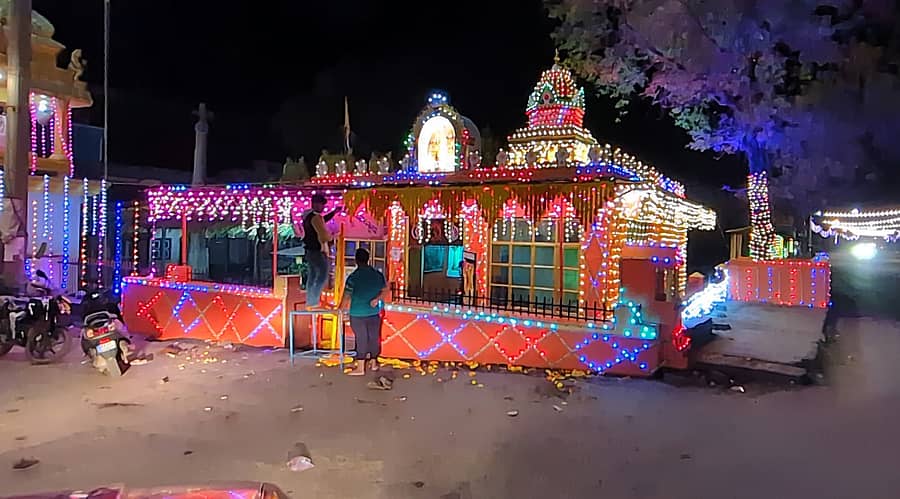 ಸಕಲೇಶಪುರದಲ್ಲಿ ಡಿ.1 ಮತ್ತು 2 ರಂದು ನಡೆಯಲಿರುವ ಹನುಮ ಜಯಂತಿ ಅಂಗವಾಗಿ ಆಂಜನೇಯಸ್ವಾಮಿ ದೇವಸ್ಥಾನವನ್ನು ವಿದ್ಯುತ್ ದೀಪಗಳಿಂದ ಅಲಂಕರಿಸಲಾಗಿದೆ