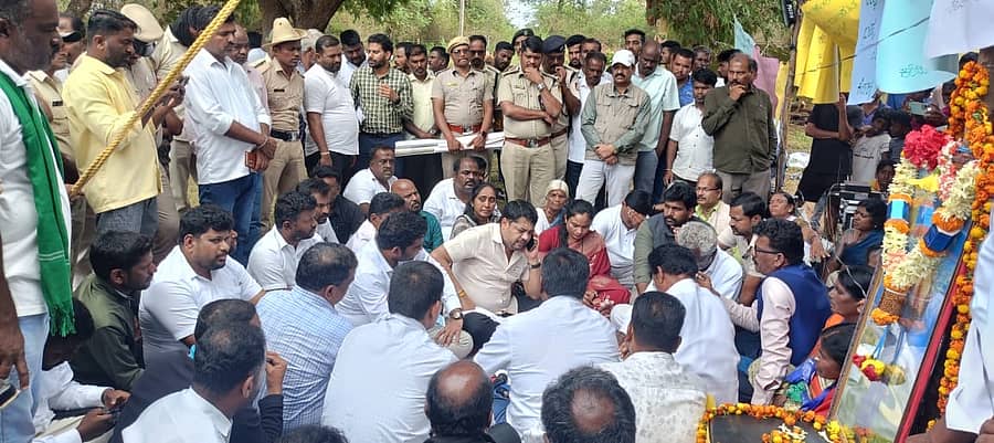 ಎಚ್.ಡಿ.ಕೋಟೆ ತಾಲ್ಲೂಕಿನ ಕೆಂಚನಹಳ್ಳಿ ಗ್ರಾಮದ ನಿವಾಸಿಗಳು, ಸೂಕ್ತ ಜಮೀನು ಹಂಚಿಕೆಗಾಗಿ ಕಳೆದ ಏಳು ದಿನಗಳಿಂದ ನಡೆಸುತ್ತಿದ್ದ ಪ್ರತಿಭಟನ ಸ್ಥಳಕ್ಕೆ ಸಂಸದ  ಸುನಿಲ್ ಬೋಸ್ ಮತ್ತು ಶಾಸಕ ಅನಿಲ್ ಚಿಕ್ಕಮಾದು ಭಾನುವಾರ ಭೇಟಿ ನೀಡಿ, ಗ್ರಾಮಸ್ಥರೊಂದಿಗೆ ಚರ್ಚಿಸಿದ ನಂತರ ಪ್ರತಿಭಟನೆ ಕೈಬಿಡಲಾಯಿತು 