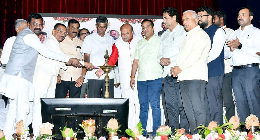 ಬೆಳಗಾವಿಯ ಕುಮಾರ ಗಂಧರ್ವ ರಂಗಮಂದಿರದಲ್ಲಿ ಭಾನುವಾರ ಆಯೋಜಿಸಿದ್ದ ಪಂಚ ಗ್ಯಾರಂಟಿ ಯೋಜನೆಗಳ ಅನುಷ್ಠಾನ ಕುರಿತ ಜಿಲ್ಲಾಮಟ್ಟದ ಕಾರ್ಯಾಗಾರವನ್ನು ಸಚಿವ ಸತೀಶ ಜಾರಕಿಹೊಳಿ ಉದ್ಘಾಟಿಸಿದರು