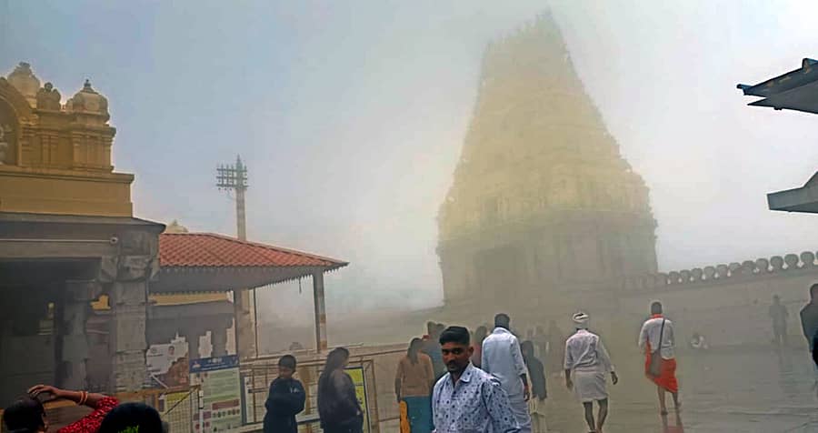 ಯಳಂದೂರು ತಾಲ್ಲೂಕಿನ ಪ್ರಸಿದ್ಧ ಯಾತ್ರಸ್ಥಳ ಬಿಳಿಗಿರಿಬೆಟ್ಟದ ರಂಗನಾಥಸ್ವಾಮಿ ಬೆಟ್ಟದಲ್ಲಿ ಭಾನುವಾರ ದೇವಳದ ಗೋಪುರ ಮಂಜಿನ ಚಿತ್ತಾರದಲ್ಲಿ ಆಕರ್ಷಕವಾಗಿ ಕಂಡಿತು.