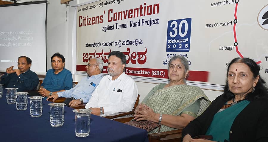ಸುರಂಗ ರಸ್ತೆ ಯೋಜನೆ ವಿರೋಧಿಸಿ ಹಮ್ಮಿಕೊಂಡಿದ್ದ ಜನಸಮಾವೇಶದಲ್ಲಿ ಟಿ.ವಿ. ರಾಮಚಂದ್ರ, ಸಿ.ಪಿ. ರಾಜೇಂದ್ರನ್, ಎಂ.ಎನ್. ಶ್ರೀಹರಿ, ಜಿ. ಶಶಿಕುಮಾರ್, ಸುಧಾ ಕಾಮತ್, ಕಾತ್ಯಾಯಿನಿ ಚಾಮರಾಜ್ ಉಪಸ್ಥಿತರಿದ್ದರು. ಪ್ರಜಾವಾಣಿ ಚಿತ್ರ