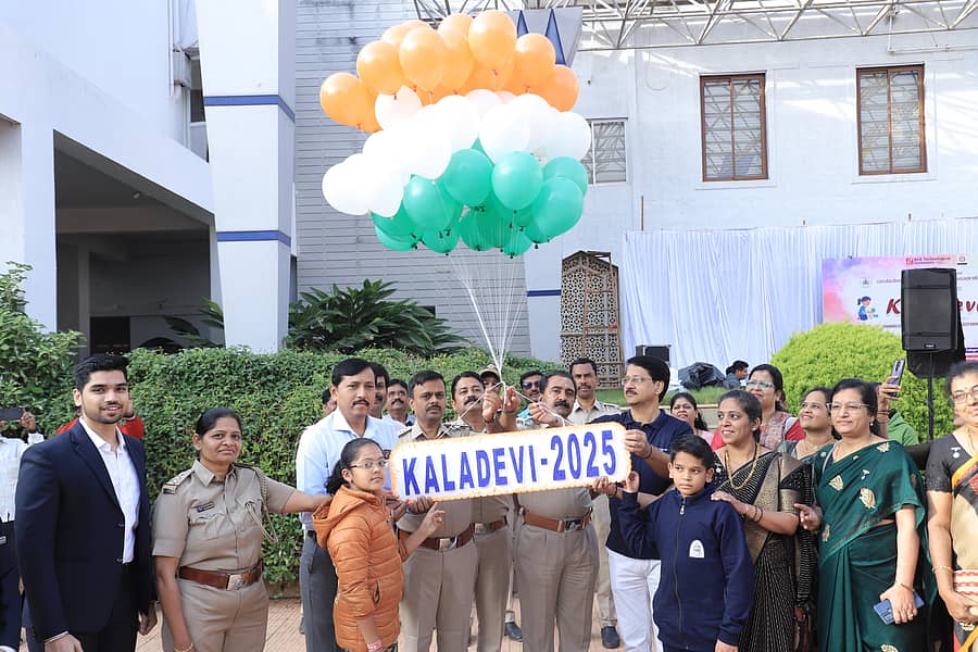 ಹುಬ್ಬಳ್ಳಿಯ ಕೆಎಲ್ಇ ತಾಂತ್ರಿಕ ವಿಶ್ವವಿದ್ಯಾಲಯದಲ್ಲಿ ಭಾನುವಾರ ಹಮ್ಮಿಕೊಂಡಿದ್ದ ‘ಕಲಾದೇವಿ–2025’ ಕಾರ್ಯಕ್ರಮವನ್ನು ಬಲೂನ್ ಹಾರಿಸುವ ಮೂಲಕ ಗಣ್ಯರು ಉದ್ಘಾಟಿಸಿದರು