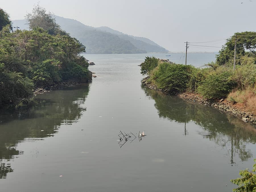 ಕಾರವಾರದ ಕೋಣೆನಾಲಾದಿಂದ ತ್ಯಾಜ್ಯ ನೀರು ಸಮುದ್ರ ಸೇರುತ್ತಿರುವುದು.