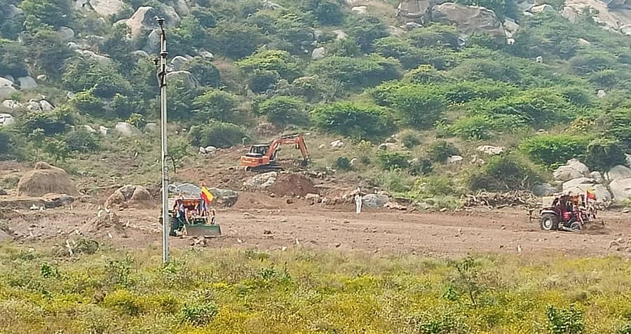 ಮಸ್ಕಿಯ ನಿಷೇಧಿತ ಪ್ರದೇಶದ ಪಕ್ಕದಲ್ಲಿನ ಬೆಟ್ಟವನ್ನು ಬಡಾವಣೆ ನಿರ್ಮಾಣಕ್ಕೆ ಅಗೆಯುತ್ತಿರುವುದು