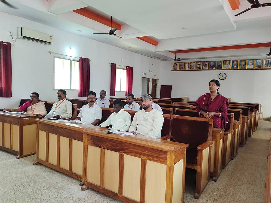 ಮೂಡಿಗೆರೆ ಪಟ್ಟಣದಲ್ಲಿ ಶನಿವಾರ ನಡೆದ ಗ್ಯಾರೆಂಟಿ ಯೋಜನೆ ಅನುಷ್ಠಾನ ಸಮಿತಿ ಸಭೆಯಲ್ಲಿ ಅಧಿಕಾರಿಗಳು ಸಭೆಗೆ ಮಾಹಿತಿ ನೀಡಿದರು