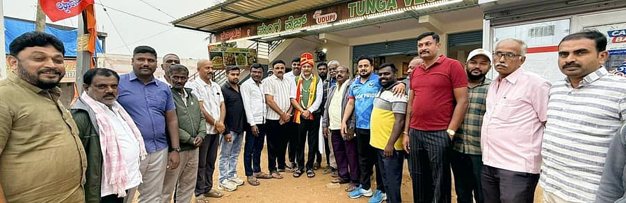 ಮಾಗಡಿ ತಾಲೂಕು ಬಿಡಿಸಿಸಿ ಬ್ಯಾಂಕ್ ನಿರ್ದೇಶಕರಾಗಿ ನಾಲ್ಕನೇ ಬಾರಿಗೆ ಅವಿರೋಧವಾಗಿ ಆಯ್ಕೆಯಾದ ಎಚ್.ಎನ್.ಆಶೋಕ್ ಅವರನ್ನು ಕಾಂಗ್ರೆಸ್ ಮುಖಂಡರು ಅಭಿನಂದಿಸಿದರು 