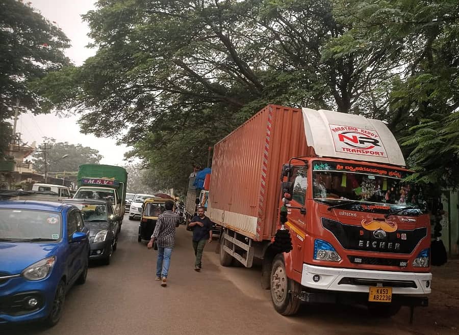 ದೊಡ್ಡಬಳ್ಳಾಪುರದ ಕೊಂಗಾಡಿಯಪ್ಪ ಕಾಲೇಜಿನ ಬಳಿ ರೇಪಿಯರ್ ಮಗ್ಗಗಳ ಸೀರೆ ಸಾಗಿಸುತ್ತಿದ್ದ ವಾಹನಗಳನ್ನು ತಡೆದಿರುವ ನೇಕಾರರು
