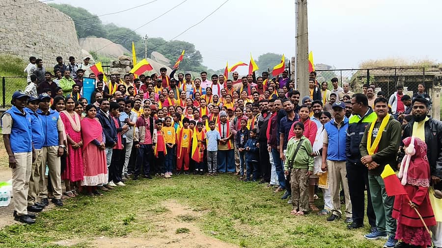 ಮಧುಗಿರಿ ಏಕಾಶಿಲಾ ಬೆಟ್ಟದಲ್ಲಿ ರಾಜ್ಯೋತ್ಸವ ಆಚರಿಸಲಾಯಿತು