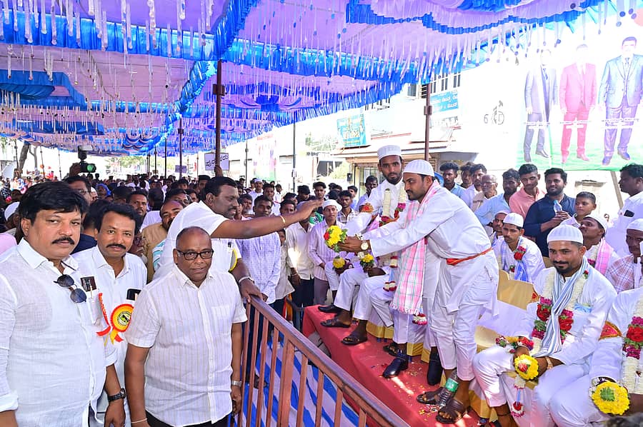 ಕೊಪ್ಪಳದಲ್ಲಿ ಭಾನುವಾರ ನಡೆದ ಸಾಮೂಹಿಕ ವಿವಾಹ ಕಾರ್ಯಕ್ರಮದಲ್ಲಿ ಶಾಸಕ ರಾಘವೇಂದ್ರ ಹಿಟ್ನಾಳ, ನಗರಾಭಿವೃದ್ಧಿ ಪ್ರಾಧಿಕಾರದ ಅಧ್ಯಕ್ಷ ಶ್ರೀನಿವಾಸ ಗುಪ್ತಾ ಹಾಗೂ ಇತರರು ದಾಂಪತ್ಯ ಕಾಲಿಟ್ಟ ವರರಿಗೆ ಶುಭ ಕೋರಿದರು