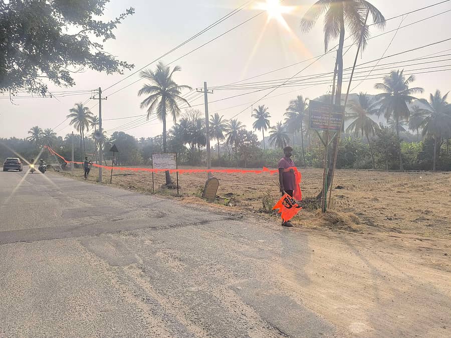 ಹನುಮಮಾಲಾ ವಿಸರ್ಜನೆ ಸಿದ್ಧತಾ ಕಾರ್ಯ ಅಂಗವಾಗಿ ಮುಖ್ಯ ರಸ್ತೆಗೆ ಬಂಟಿಂಗ್ ಕಟ್ಟುತ್ತಿರುವುದು