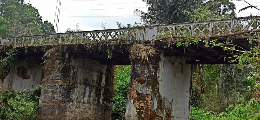 ಸೋಮವಾರಪೇಟೆ ಸಮೀಪದ ಐಗೂರು ಗ್ರಾಮ ಪಂಚಾಯಿತಿ ವ್ಯಾಪ್ತಿಯ ಕಬ್ಬಿಣ ಸೇತುವೆ ಶಿಥಿಲಗೊಂಡಿರುವುದು