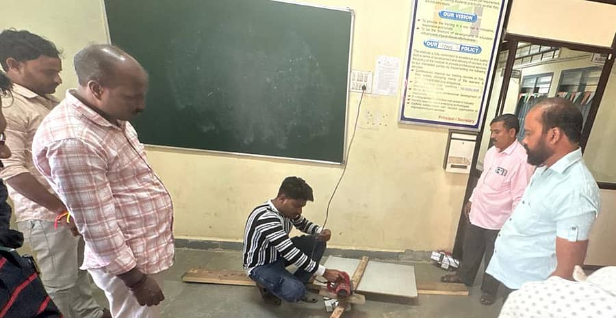 ಕಲಘಟಗಿ ತಾಲ್ಲೂಕಿನ ದಾಸ್ತಿಕೊಪ್ಪದ ಸರ್ಕಾರಿ ಐಟಿಐ ಕಾಲೇಜಿನಲ್ಲಿ ಪಿ.ಎಂ. ವಿಶ್ವಕರ್ಮ ಯೋಜನೆಯಡಿ ಬಡಗಿ ಕೆಲಸದ ತರಬೇತಿ ನೀಡಲಾಯಿತು
