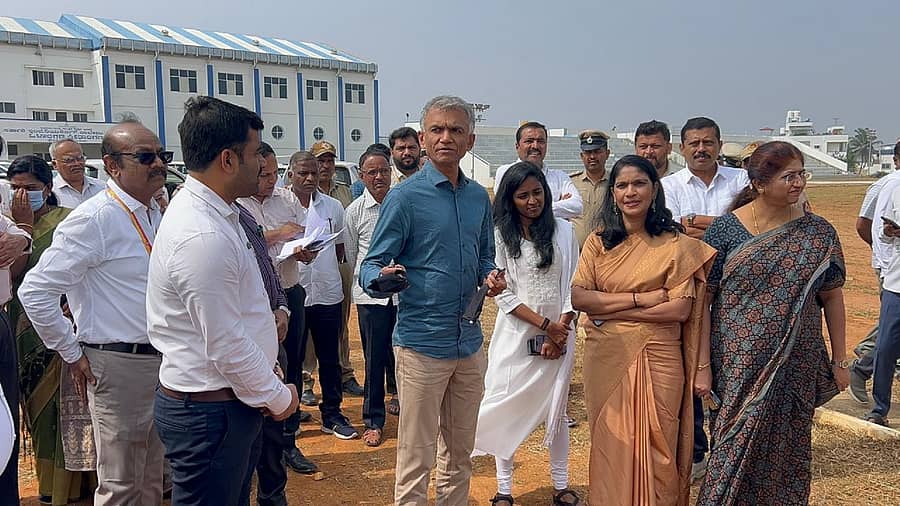 ಡಿ.6 ರಂದು ಕಾರ್ಯಕ್ರಮ ನಡೆಯಲಿರುವ ಹಾಸನದ ಸರ್ಕಾರಿ ಎಂಜಿನಿಯರಿಂಗ್ ಕಾಲೇಜು ಆವರಣದಲ್ಲಿ ಸಚಿವ ಕೃಷ್ಣ ಬೈರೇಗೌಡ ಸಿದ್ಧತೆ ಪರಿಶೀಲಿಸಿದರು