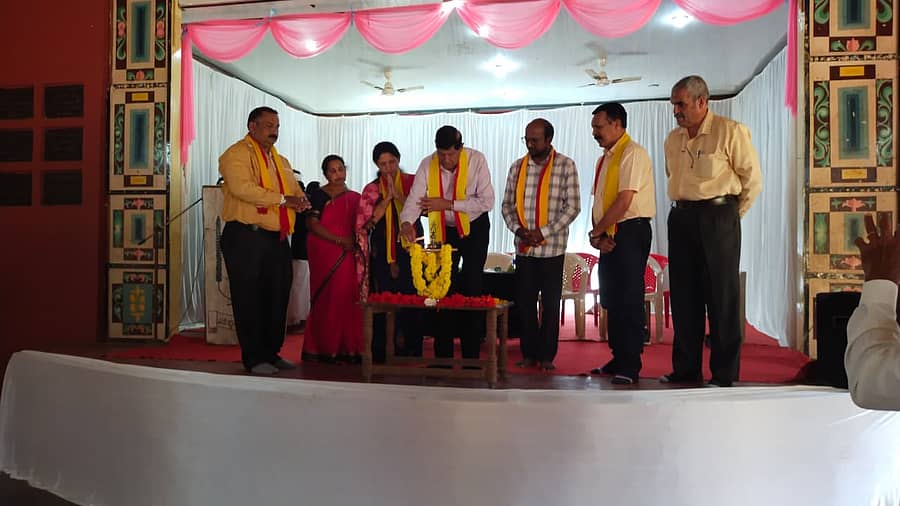 ಕುಶಾಲನಗರ ತಾಲ್ಲೂಕು ಕನ್ನಡ ಸಾಹಿತ್ಯ ಪರಿಷತ್ ವತಿಯಿಂದ ಚೆಟ್ಟಳ್ಳಿಯಲ್ಲಿ ನಡೆದ ಕಾರ್ಯಕ್ರಮವನ್ನು ಶಾಲಾ ಆಡಳಿತ ಮಂಡಳಿಯ ಅಧ್ಯಕ್ಷ ಪೇರಿಯನ ಪಿ ಜಯಾನಂದ ಉದ್ಘಾಟಿಸಿದರು