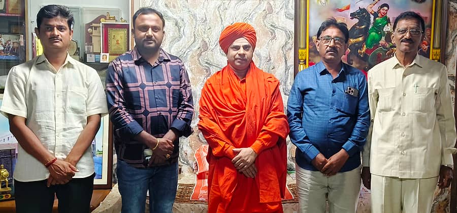 ಚನ್ನಮ್ಮನ ಕಿತ್ತೂರಿನ ಕಲ್ಮಠದಲ್ಲಿ ಈಚೆಗೆ ನಡೆದ ಪ್ರಮುಖರ ಸಭೆಯಲ್ಲಿ ರಾಜಗುರು ಸಂಸ್ಥಾನ ಕಲ್ಮಠದ ಪೀಠಾಧಿಕಾರಿ ಮಡಿವಾಳ ರಾಜಯೋಗೀಂದ್ರ ಸ್ವಾಮೀಜಿ ಮಾತನಾಡಿದರು