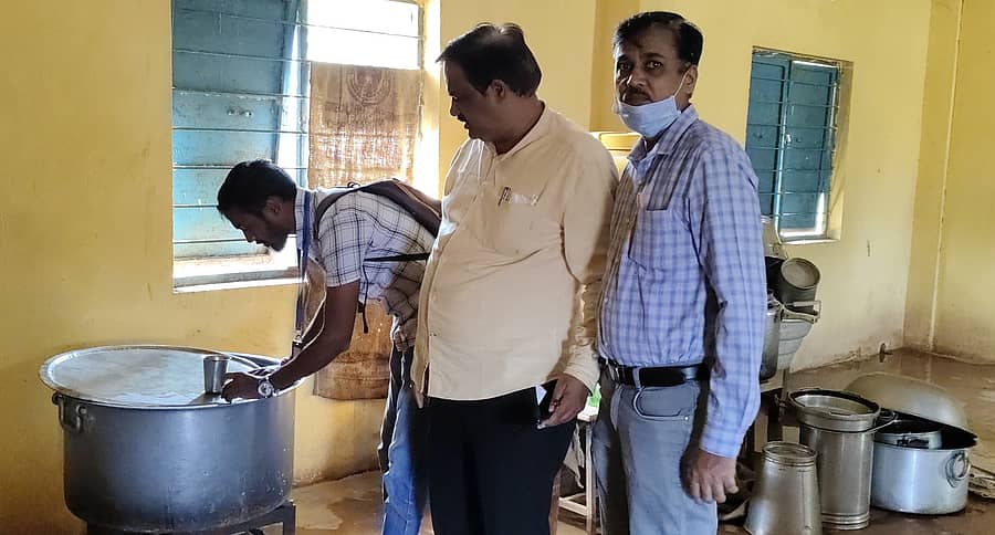 ಮುಂಡಗೋಡ ಪಟ್ಟಣದ ಪಿಎಂಶ್ರೀ ಶಾಸಕರ ಮಾದರಿ ಹಿರಿಯ ಪ್ರಾಥಮಿಕ ಶಾಲೆಯಲ್ಲಿ ನೀರಿನ ಮಾದರಿಯನ್ನು ಆರೋಗ್ಯ ಸಿಬ್ಬಂದಿ ಸಂಗ್ರಹಿಸಿದರು