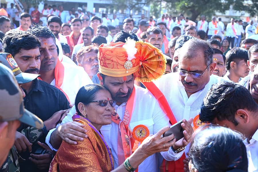 ಬೀದರ್‌ನಲ್ಲಿ ಭಾನುವಾರ ಏರ್ಪಡಿಸಿದ್ದ ಸ್ವಾಭಿಮಾನಿ ಮರಾಠಾ ಸಮಾವೇಶದಲ್ಲಿ ಮಹಿಳೆಯೊಬ್ಬರು ಕಾರ್ಮಿಕ ಸಚಿವ ಸಂತೋಷ್‌ ಲಾಡ್‌ ಜೊತೆ ಸೆಲ್ಫಿ ತೆಗೆದುಕೊಂಡರು