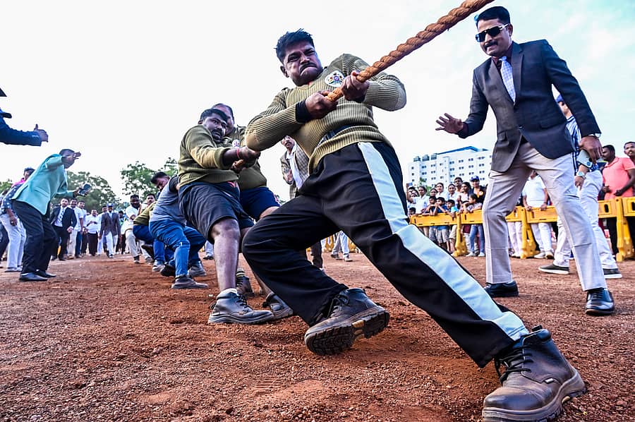 ಕಲಬುರಗಿ ನಗರದ ಜಿಲ್ಲಾ ಪೊಲೀಸ್ ಮೈದಾನದಲ್ಲಿ ಭಾನುವಾರ ನಡೆದ ಪೊಲೀಸ್ ವಾರ್ಷಿಕ ಕ್ರೀಡಾಕೂಟದಲ್ಲಿ ಡಿಎಆರ್‌ ಪೊಲೀಸ್‌ ತಂಡ ಹಾಗೂ ಆಳಂದ ಉಪವಿಭಾಗದ ಪೊಲೀಸ್‌ ತಂಡಗಳ ನಡುವೆ ನಡೆದ ಹಗ್ಗ ಜಗ್ಗಾಟ ಸ್ಪರ್ಧೆಯ ರೋಚಕ ಕ್ಷಣ
–ಪ್ರಜಾವಾಣಿ ಚಿತ್ರ: ತಾಜುದ್ದೀನ್‌ ಆಜಾದ್