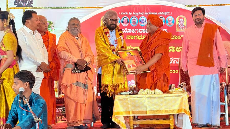 ಹುಲಸೂರ ತಾಲ್ಲೂಕಿನ ಮುಚಳಂಬ ಗ್ರಾಮದಲ್ಲಿ ನಡೆದ ಕಾರ್ಯಕ್ರಮದಲ್ಲಿ ಸಚಿವ ಈಶ್ವರ ಖಂಡ್ರೆ ಅವರಿಗೆ ಸನ್ಮಾನ ನಡೆಯಿತು