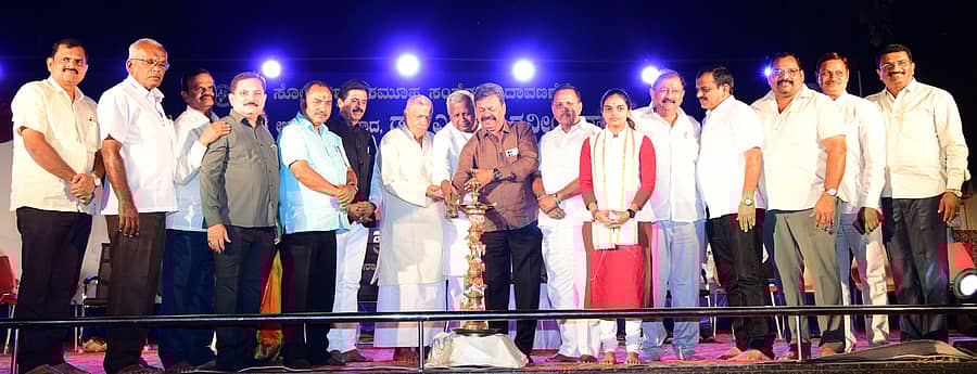 ದಾವಣಗೆರೆಯ ಸೋಮೇಶ್ವರ ಶಿಕ್ಷಣ ಸಂಸ್ಥೆಯ ಆವರಣದಲ್ಲಿ ಶನಿವಾರ ಏರ್ಪಡಿಸಿದ್ದ ‘ಸನಾತನಿ ನೃತ್ಯ ರೂಪಕ’ ಕಾರ್ಯಕ್ರಮವನ್ನು ಮಾಜಿ ಸಚಿವ ಎಂ.ಪಿ. ರೇಣುಕಾಚಾರ್ಯ ಉದ್ಘಾಟಿಸಿದರು