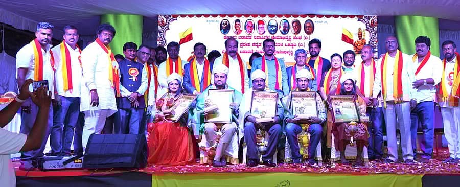 ಹೆಣ್ಣೂರಿನಲ್ಲಿ ಹಮ್ಮಿಕೊಂಡಿದ್ದ ಕನ್ನಡ ಸಾಂಸ್ಕೃತಿಕ ಜಾಗೃತಿ ಸಂಭ್ರಮ ಕಾರ್ಯಕ್ರಮದಲ್ಲಿ ಸಾಧಕರನ್ನು ಸನ್ಮಾನಿಸಲಾಯಿತು