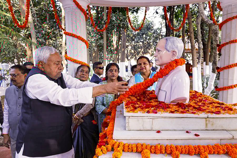 <div class="paragraphs"><p>ಬಿಹಾರದ ನಲಂದಾ ಜಿಲ್ಲೆಯಲ್ಲಿ ಕಲ್ಯಾಣ್ ಬಿಘ ಗ್ರಾಮದಲ್ಲಿರುವ ತಮ್ಮ ತಂದೆ ಹಾಗೂ ಹಿರಿಯ ಸ್ವಾತಂತ್ರ್ಯ ಹೋರಾಟಗಾರ ಕವಿರಾಜ್ ರಾಮ್ಲಖನ್ ಸಿಂಗ್ ಅವರ ಪ್ರತಿಮೆಗೆ ಬಿಹಾರ ಮುಖ್ಯಮಂತ್ರಿ ನಿತೀಶ್ ಕುಮಾರ್ ಪುಷ್ಪವೃಷ್ಟಿ ಸಲ್ಲಿಸಿದರು</p></div>