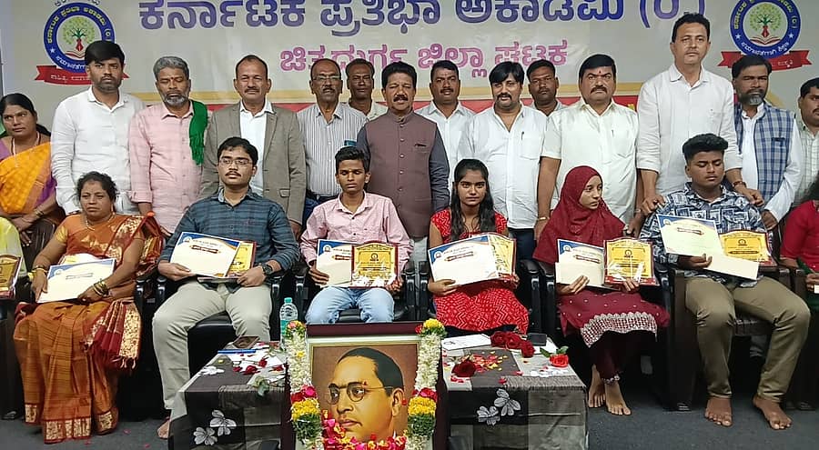 ಚಿತ್ರದುರ್ಗದ ಪತ್ರಿಕಾ ಭವನದಲ್ಲಿ ಭಾನುವಾರ ಕರ್ನಾಟಕ ಪ್ರತಿಭಾ ಅಕಾಡೆಮಿ ಜಿಲ್ಲಾ ಘಟಕದಿಂದ ಆಯೋಜಿಸಿದ್ದ ಪ್ರತಿಭಾ ಪುರಸ್ಕಾರ ಸಮಾರಂಭದಲ್ಲಿ ಸಾಧಕರಿಗೆ ಸನ್ಮಾನ