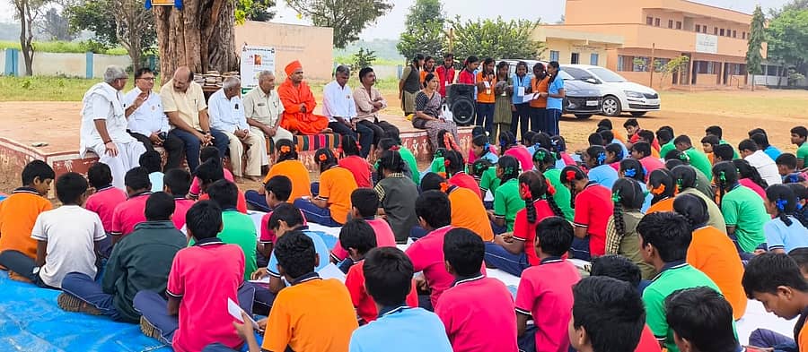 ಹುಬ್ಬಳ್ಳಿ ತಾಲ್ಲೂಕಿನ ಕಿರೇಸೂರ ಸರ್ಕಾರಿ ಪ್ರೌಢಶಾಲೆ ಆವರಣದ ‘ಅರಳೀಕಟ್ಟೆ– ತೆರೆದ ವಾಚನಾಲಯ’ ಕಾರ್ಯಕ್ರಮದಲ್ಲಿ ವಿದ್ಯಾರ್ಥಿಗಳು ವಚನ ಗಾಯನ ನಡೆಸಿಕೊಟ್ಟರು