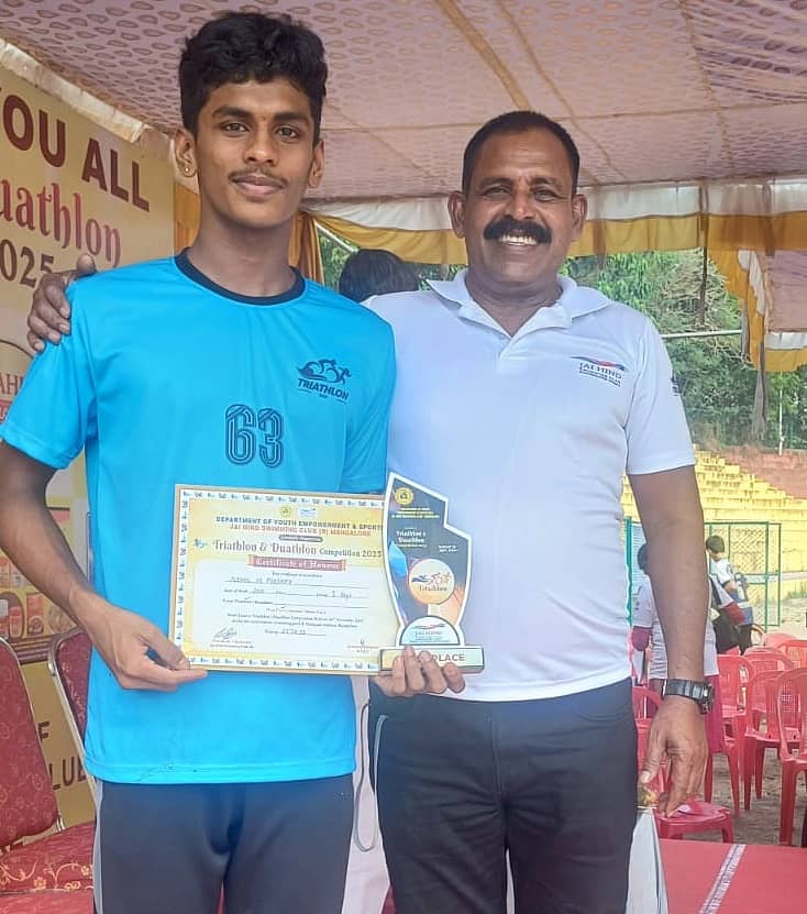 ಟ್ರಯಥ್ಲಾನ್‌ನ ಗುಂಪು 1ರಲ್ಲಿ ಪ್ರಶಸ್ತಿ ಗೆದ್ದ ನಿಹಾಲ್ ಪೂಜಾರಿ ಕೋಚ್ ರಾಮಕೃಷ್ಣ ಜೊತೆ ಸಂಭ್ರಮಿಸಿದರು