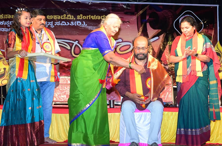 ನಾಗಮಂಗಲದಲ್ಲಿ ನಡೆದ ರಾಜ್ಯ ಮಟ್ಟದ ನಾಗರಂಗ ನಾಟಕೋತ್ಸವದಲ್ಲಿ ಮೈಸೂರು ರಂಗಾಯಣ ನಿರ್ದೇಶಕ ಸತೀಶ್ ತಿಪಟೂರು ಅವರನ್ನು ಸನ್ಮಾನಿಸಲಾಯಿತು