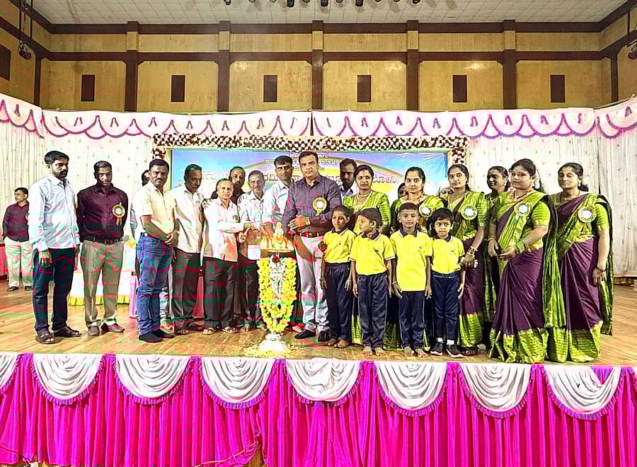 ಸೊರಬ ಪಟ್ಟಣದ ರಾಜ್ ಕಲಾಕ್ಷೇತ್ರದಲ್ಲಿ ಪಿಡಬ್ಲ್ಯೂಡಿ ಕಾಲೊನಿ ಸರ್ಕಾರಿ ಹಿರಿಯ ಪ್ರಾಥಮಿಕ ಶಾಲೆಯ ವಾರ್ಷಿಕೋತ್ಸವ ಕಾರ್ಯಕ್ರಮ ನಡೆಯಿತು