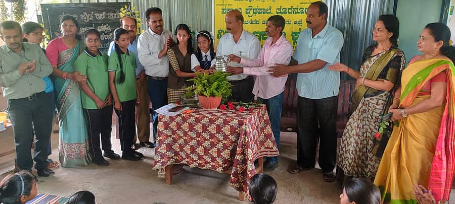 ಕುಶಾಲನಗರ ಸಮೀಪದ ತೊರೆನೂರು ಸರ್ಕಾರಿ ಪ್ರೌಢಶಾಲೆಯಲ್ಲಿ ಏರ್ಪಡಿಸಿದ್ದ ವಿಜ್ಞಾನ ವಸ್ತು ಪ್ರದರ್ಶನವನ್ನು ಬಿಇಒ ಎಂ.ಕೃಷ್ಣಪ್ಪ ‌ಉದ್ಘಾಟಿಸಿದರು