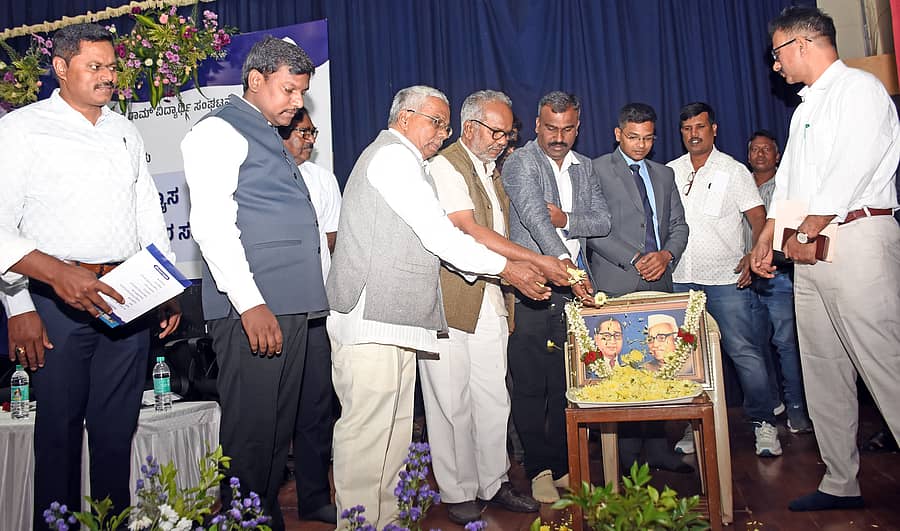ಮೈಸೂರಿನ ರಾಣಿ ಬಹದ್ದೂರ್‌ ಸಭಾಂಗಣದಲ್ಲಿ ಭಾನುವಾರ ನಡೆದ ಕಾರ್ಯಕ್ರಮದಲ್ಲಿ ಅಂಬೇಡ್ಕರ್‌ ಮತ್ತು ಬಾಬುಜಗಜೀವನ್‌ ರಾಂ ಭಾವಚಿತ್ರಗಳಿಗೆ ಎಚ್‌.ಗೋವಿಂದಯ್ಯ ಪುಷ್ಪನಮನ ಸಲ್ಲಿಸಿದರು. ಮರಡೀಪುರ ರವಿಕುಮಾರ್, ನಾರಾಯಣ್‌, ಹರೀಶ್‌ ಕುಮಾರ್‌, ಎಂ.ತಿರುಮಲೇಶ್‌, ಭರತ್‌ ಸಿ.ಯಾರಮ್‌ ಪಾಲ್ಗೊಂಡರು– ಪ್ರಜಾವಾಣಿ ಚಿತ್ರ