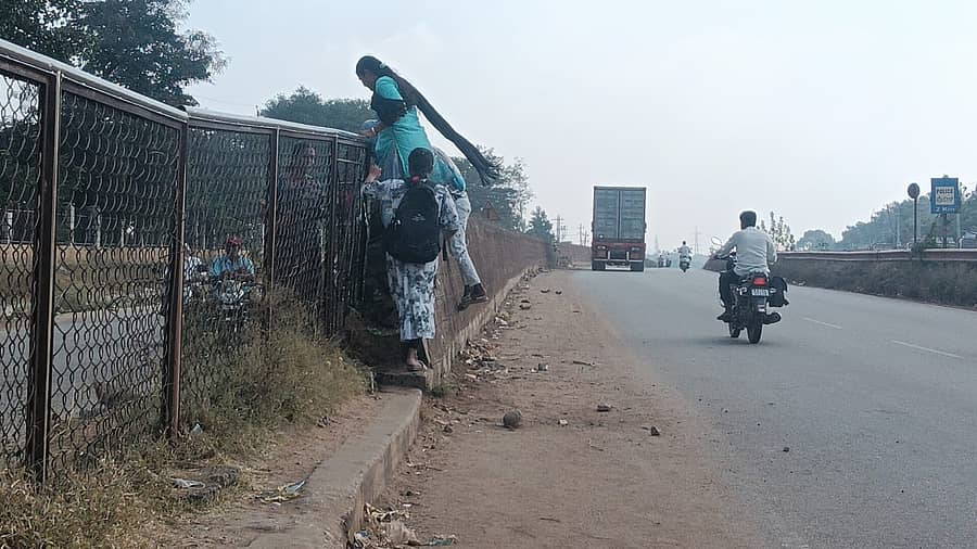 ಎಸ್‌ಜೆಎಂ ಎಂಜಿನಿಯರಿಂಗ್‌ ಕಾಲೇಜಿಗೆ ತೆರಳಲು ಕಬ್ಬಿಣದ ಬೇಲಿ ದಾಟುತ್ತಿರುವ ವಿದ್ಯಾರ್ಥಿನಿಯರು