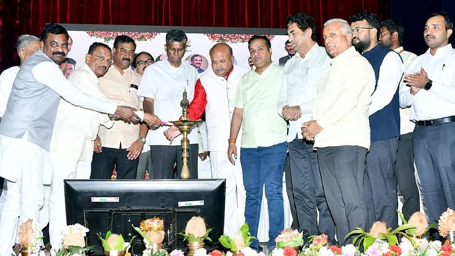 <div class="paragraphs"><p>ಬೆಳಗಾವಿಯ ಕುಮಾರ ಗಂಧರ್ವ ರಂಗಮಂದಿರದಲ್ಲಿ ಭಾನುವಾರ ಆಯೋಜಿಸಿದ್ದ ಪಂಚ ಗ್ಯಾರಂಟಿ ಯೋಜನೆಗಳ ಅನುಷ್ಠಾನ ಕುರಿತ ಜಿಲ್ಲಾಮಟ್ಟದ ಕಾರ್ಯಾಗಾರದಲ್ಲಿ ಗಣ್ಯರು&nbsp;ದೀಪ&nbsp;ಬೆಳಗಿಸಿದರು</p><p></p></div>