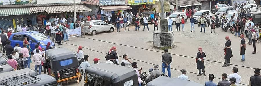 ವಿವಿಧ ಬೇಡಿಕೆಗಳ ಈಡೇರಿಕೆಗೆ ಒತ್ತಾಯಿಸಿ ಪಾಲಿಬೆಟ್ಟದಲ್ಲಿ ಭಾನುವಾರ ಕೊಡವ ನ್ಯಾಷನಲ್ ಕೌನ್ಸಿಲ್ ಸಂಘಟನೆ ಮುಖಂಡರು ಮಾನವ ಸರಪಳಿ ರಚಿಸಿದರು