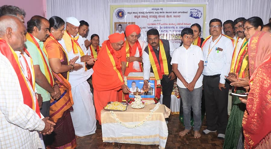 ರಾಂಪುರ ಸಮೀಪದ ಶಿರೂರನಲ್ಲಿ ಜರುಗಿದ ದತ್ತಿ ಉಪನ್ಯಾಸ ಕಾರ್ಯಕ್ರಮವನ್ನು ತಹಶೀಲ್ದಾರ್ ವಾಸುದೇವ ಸ್ವಾಮಿ ಉದ್ಘಾಟಿಸಿದರು