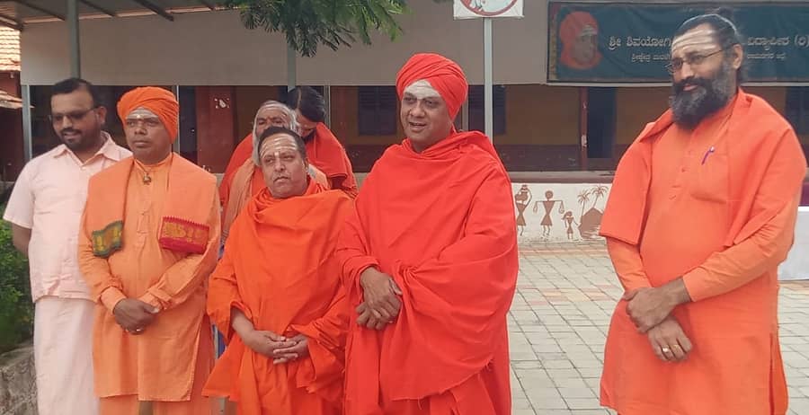 <div class="paragraphs"><p>ಕನಕಪುರ ಮರಳಿ ಗವಿಮಠದಲ್ಲಿ ಮುಮ್ಮಡಿ ಶಿವರುದ್ರ ಸ್ವಾಮೀಜಿ ಅವರು ಡಿ.ಕೆ.ಶಿವಕುಮಾರ್ ಅವರಿಗೆ ಮುಖ್ಯಮಂತ್ರಿ ಸ್ಥಾನ ನೀಡುವಂತೆ ಒತ್ತಾಯಿಸಿ ಮಾತನಾಡಿದರು.</p></div>