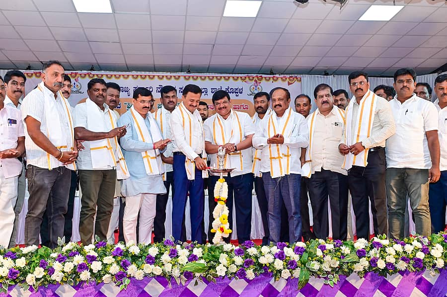 ಕೊಪ್ಪಳದಲ್ಲಿ ಭಾನುವಾರ ನಡೆದ ರಾಜ್ಯ ಸರ್ಕಾರಿ ನೌಕರರ ಸಂಘದ ಸಂಘಟನಾ ಸಭೆಯಲ್ಲಿ ಸಂಘದ ರಾಜ್ಯಾಧ್ಯಕ್ಷ ಸಿ.ಎಸ್. ಷಡಕ್ಷರಿ ಹಾಗೂ ಇತರರು ಉದ್ಘಾಟಿಸಿದರು