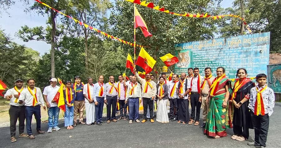 ಎಚ್.ಡಿ.ಕೋಟೆ ತಾಲ್ಲೂಕಿನ ಗಡಿಭಾಗ ಪ್ರದೇಶವಾದ ಬಾವಲಿ ಗ್ರಾಮದಲ್ಲಿ ಚೈತನ್ಯ ಭಾರತಿ ಎಜುಕೇಶನಲ್ ಮತ್ತು ಚಾರಿಟೆಬಲ್ ಟ್ರಸ್ಟ್ ವತಿಯಿಂದ ಆಯೋಜಿಸಿದ್ದ ಕನ್ನಡ ರಾಜ್ಯೋತ್ಸವ ಕಾರ್ಯಕ್ರಮವನ್ನು ಗಿರಿಜನ ಮುಖಂಡರಾದ ಪದ್ಮಶ್ರೀ ಪ್ರಶಸ್ತಿ ಪುರಸ್ಕೃತ ಸೋಮಣ್ಣ ಭಾನುವಾರ ಉದ್ಘಾಟಿಸಿದರು 