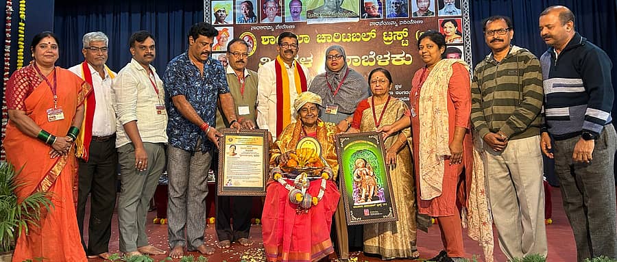 <div class="paragraphs"><p>ರಾಮನಗರ ತಾಲ್ಲೂಕಿನ ಕೃಷ್ಣಾಪುರದೊಡ್ಡಿಯಲ್ಲಿರುವ ತಾನಿನಾ ರಂಗದಂಗಳದಲ್ಲಿ ಶಾಂತಲಾ ಚಾರಿಟೇಬಲ್ ಟ್ರಸ್ಟ್ ವತಿಯಿಂದ ಆಯೋಜಿಸಿದ್ದ ‘ತಿಂಗಳ ಕಲಾ ಬೆಳಕು’ ಕಾರ್ಯಕ್ರಮದಲ್ಲಿ&nbsp;ರೈತಪರ ಹೋರಾಟಗಾರ್ತಿ ಅನಸೂಯಮ್ಮ ಅವರಿಗೆ ‘ರೈತ ಬಂಧು’ ಪ್ರಶಸ್ತಿ ಪ್ರದಾನ ಮಾಡಲಾಯಿತು.</p></div>