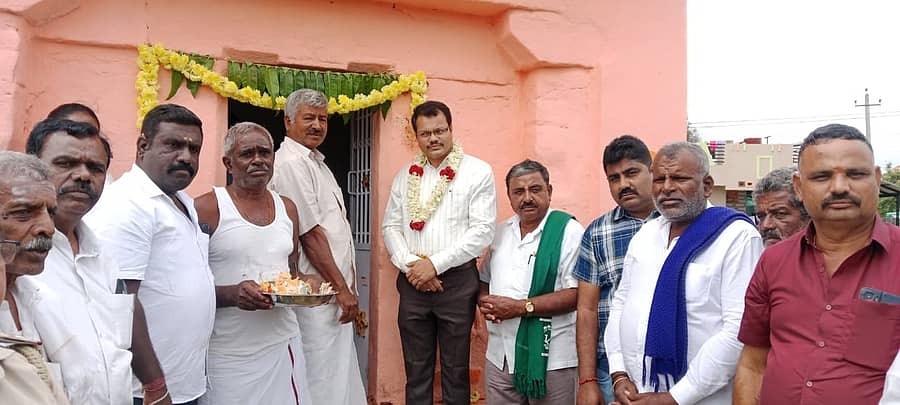 ಹುಣಸೂರು ತಾಲ್ಲೂಕಿನ ಬಿಳಿಗೆರೆ ಗ್ರಾಮದಲ್ಲಿ ಬಸವೇಶ್ವರ ದೇವಸ್ಥಾನಕ್ಕೆ ಸೋಮವಾರ ದಲಿತರು ಪ್ರವೇಶಿಸುವ ಮುನ್ನ ತಹಶೀಲ್ದಾರ್‌ ಮಂಜುನಾಥ್‌ ಅವರನ್ನು ಮುಖಂಡರು ಅಭಿನಂದಿಸಿದರು. 