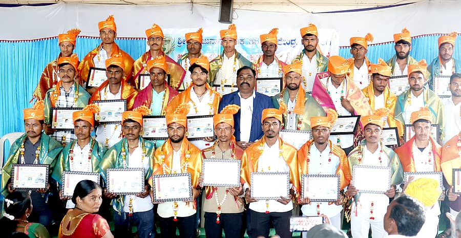 ಮೂಡಲಗಿಯ ಮಂಜುನಾಥ ಸೈನಿಕ ತರಬೇತಿ ಕೇಂದ್ರದಿಂದ ಆಗ್ನಿವೀರರರಾಗಿ ಆಯ್ಕೆಯಾಗಿರುವ 50 ಯುವಕರನ್ನು ಸನ್ಮಾನಿಸಲಾಯಿತು