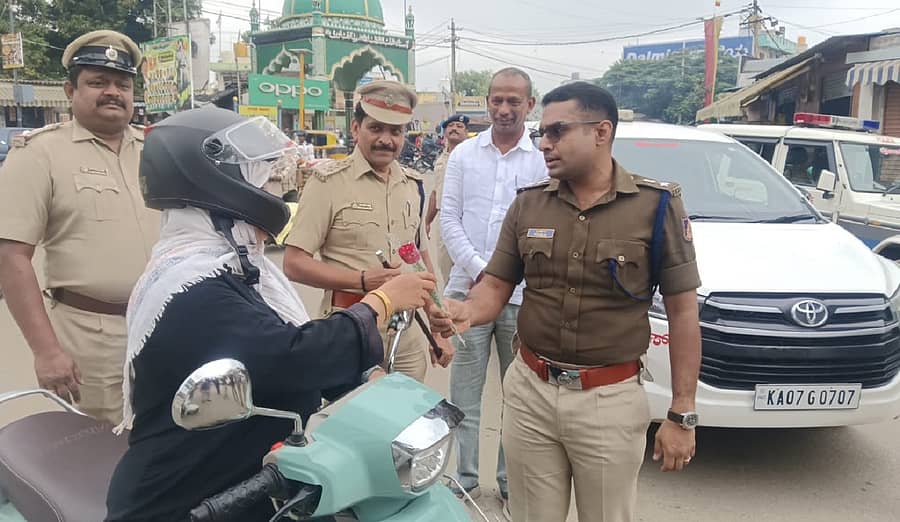 ಕೋಲಾರದಲ್ಲಿ ಸೋಮವಾರ ಹೆಲ್ಮೆಟ್ ಧರಿಸಿ ದ್ವಿಚಕ್ರ ವಾಹನ ಚಲಾಯಿಸಿಕೊಂಡು ಬಂದ ಮಹಿಳೆಗೆ ಜಿಲ್ಲಾ ಪೊಲೀಸ್ ವರಿಷ್ಠಾಧಿಕಾರಿ ನಿಖಿಲ್ ಬಿ. ಗುಲಾಬಿ ಹೂವು ನೀಡಿದರು. ಡಿವೈಎಸ್ಪಿ ಎಂ.ಎಚ್.ನಾಗ್ತೆ, ಸರ್ಕಲ್ ಇನ್ಸ್ಪೆಕ್ಟರ್ ಲೋಕೇಶ್, ಜೆಡಿಎಸ್ ಮುಖಂಡ ಸಿಎಂಆರ್ ಶ್ರೀನಾಥ್ ಜೊತೆಗಿದ್ದರು