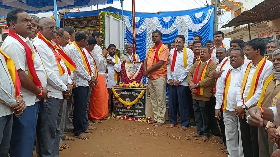 ವಿಜಯಪುರ ಪಟ್ಟಣದ ಗುರುಪ್ಪನಮಠದ ಓಂಕಾರೇಶ್ವರ ವೃತ್ತದಲ್ಲಿ ಸೋಮವಾರ ಕನ್ನಡ ರಾಜ್ಯೋತ್ಸವ ಆಚರಿಸಲಾಯಿತು.