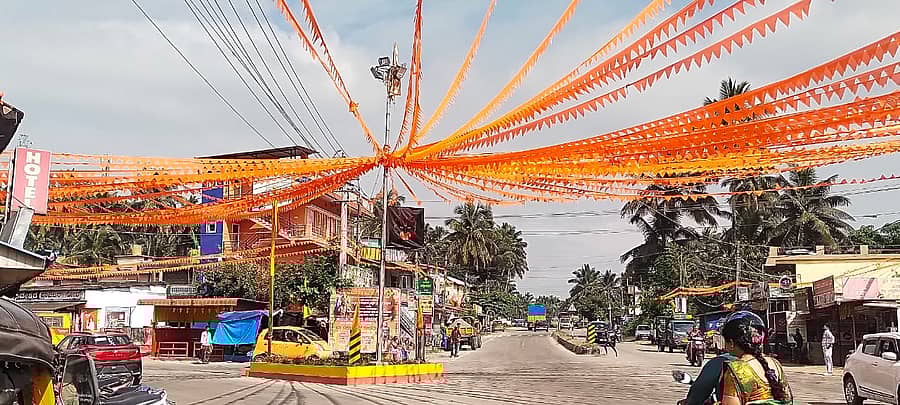 ಕುಶಾಲನಗರ ಸಮೀಪದ ಕೂಡಿಗೆಯಲ್ಲಿ ಹನುಮ ಜಯಂತಿ ಅಂಗವಾಗಿ ಸಿಂಗಾರಗೊಂಡ ವೃತ್ತ