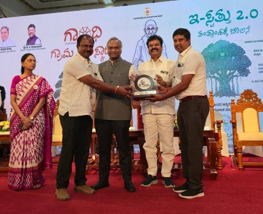 ಬೆಂಗಳೂರಿನಲ್ಲಿ ವಿಧಾನಸೌದದಲ್ಲಿ ನಡೆದ ಕಾರ್ಯಕ್ರಮದಲ್ಲಿ ಪಂಚಾಯತ್‌ರಾಜ್‌ ಸಚಿವ ಪ್ರಿಯಾಂಕ್‌ ಖರ್ಗೆ ಅವರು ಮರಸೂರು ಗ್ರಾಮ ಪಂಚಾಯಿತಿ ಅಧ್ಯಕ್ಷ ರಮೇಶ್‌ ರೆಡ್ಡಿ ಮತ್ತು ಪಂಚಾಯಿತಿ ಅಭಿವೃದ್ಧಿ ಅಧಿಕಾರಿ ಮುರಳಿ ಅವರಿಗೆ ಗಾಂಧಿಗ್ರಾಮ ಪುರಸ್ಕಾರ ಪ್ರಶಸ್ತಿ ಪ್ರದಾನ ಮಾಡಿದರು. ಶಾಸಕ ಬಿ.ಶಿವಣ್ಣ ಹಾಜರಿದ್ದರು