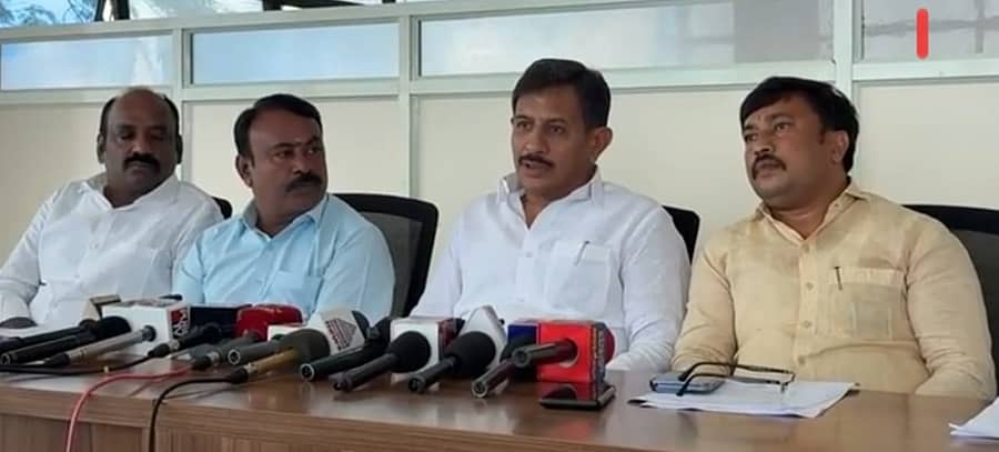 ರಾಮನಗರದಲ್ಲಿರುವ ಗ್ರೇಟರ್ ಬೆಂಗಳೂರು ಅಭಿವೃದ್ಧಿ ಪ್ರಾಧಿಕಾರದ ಕಚೇರಿಯಲ್ಲಿ ಶಾಸಕ ಎಚ್.ಸಿ. ಬಾಲಕೃಷ್ಣ ಅವರು ಸೋಮವಾರ ಸುದ್ದಿಗೋಷ್ಠಿ ನಡೆಸಿದ ಬಳಿಕ, ಯೋಜನಾ ಪ್ರದೇಶದ ರೈತರ ಅಹವಾಲು ಆಲಿಸಿದರು. ಪ್ರಾಧಿಕಾರದ ಅಧ್ಯಕ್ಷ ಜಿ.ಎನ್. ನಟರಾಜ್ ಗಾಣಕಲ್, ನಿರ್ದೇಶಕರು ಹಾಗೂ ಮುಖಂಡರು ಇದ್ದಾರೆ