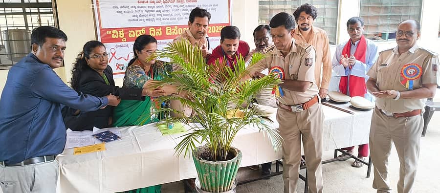 ಮಂಡ್ಯ ನಗರದ ಜಿಲ್ಲಾ ಕಾರಾಗೃಹದ ಆವರಣದಲ್ಲಿ ನಡೆದ ವಿಚಾರಣಾ ಕೈದಿಗಳಿಗೆ ಏಡ್ಸ್ ಕುರಿತು ಅರಿವಿನ ಕಾರ್ಯಕ್ರಮವನ್ನು ಜಿಲ್ಲಾ ಏಡ್ಸ್ ನಿಯಂತ್ರಣಾಧಿಕಾರಿ (ಡಿ.ಎ.ಪಿ.ಸಿ.ಯು) ಡಾ.ಆಶಾಲತಾ ಉದ್ಘಾಟಿಸಿದರು. ಜಿಲ್ಲಾ ಕಾರಾಗೃಹ ಅಧೀಕ್ಷಕ ಟಿ.ಕೆ. ಲೋಕೇಶ್ ಪಾಲ್ಗೊಂಡಿದ್ದರು