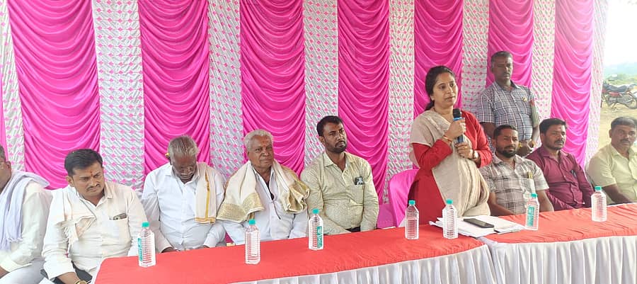 ಸರಗೂರು ಕುಂದೂರು ಚಿಕ್ಕದೇವಮ್ಮ ಜಾತ್ರೆ ಆಂಗವಾಗಿ ದೇವಸ್ಥಾನ ಆವರದಲ್ಲಿ ಸೋಮವಾರ ನಡೆದ ಪೂರ್ವಬಾವಿ ಸಭೆಯಲ್ಲಿ ತಹಶೀಲ್ದಾರ್ ಮೋಹನ್ ಕುಮಾರಿ ಮಾತನಾಡಿದರು